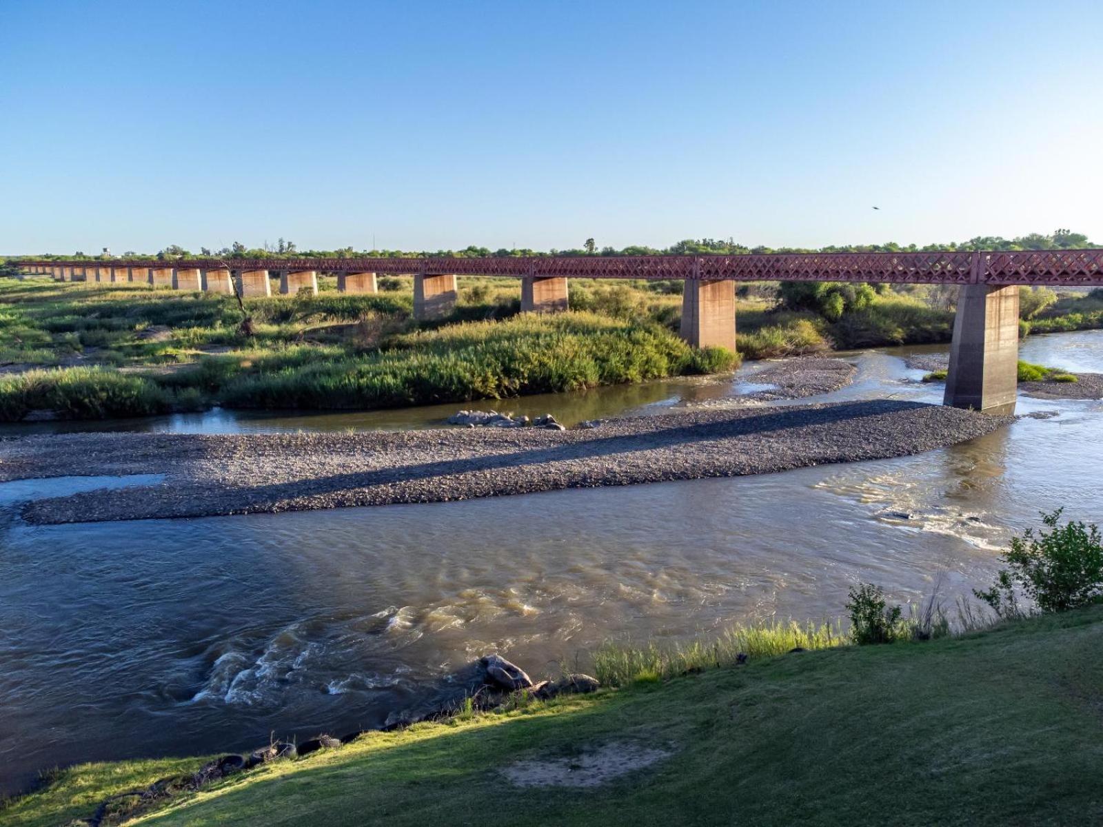 Sunriver Kalahari Lodge Riverside Stay In アピントン エクステリア 写真